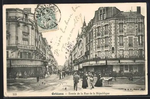AK Orléans, Entrée de la Rue de la République avec passants et bâtiments historiques