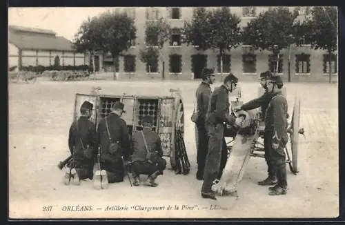 AK Orléans, Artillerie Chargement de la Pièce