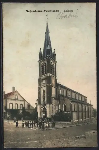 AK Nogent-sur-Vernisson, L`Église avec des habitants rassemblés devant
