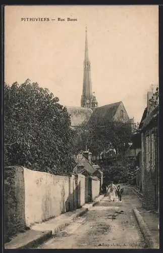 AK Pithiviers, Rue Basse avec vue sur l`église et promenade de villageois