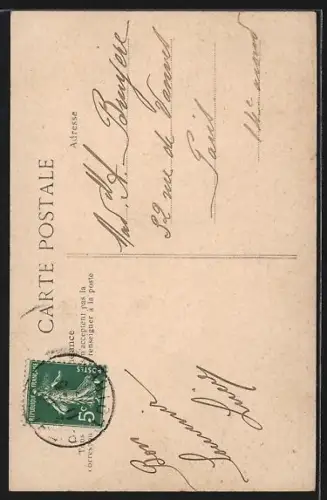 AK Pithiviers, Rue Basse avec vue sur l`église et promenade de villageois