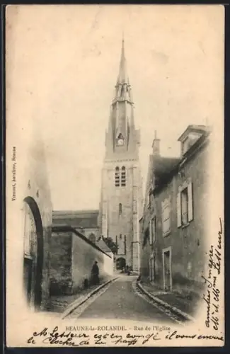AK Beaune-la-Rolande, Rue de l`Église avec clocher imposant