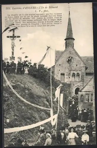 AK Île de Béhuard, La Chapelle et procession religieuse animée