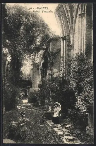 AK Angers, Ruines Toussaint et scène pittoresque parmi les arbres et l`architecture ancienne