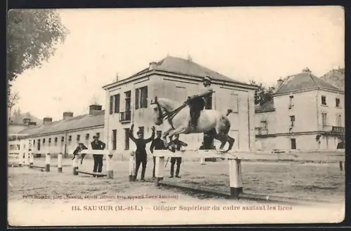 AK Saumur /M.-et-L., Officier supérieur du cadre sautant les lices