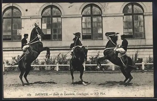 AK Saumur, École de Cavalerie, Courbette