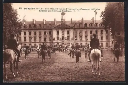 AK Saumur /M.-et-L., École d`application de Cavalerie, Carrousel militaire, Reprise des chevaux sauteurs