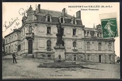 AK Beaufort-en-Vallée /M.-et-L., Place Pomone et statue au centre du parvis