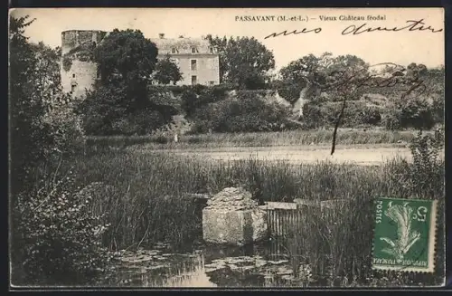 AK Passavant /M.-et-L., Vieux Château féodal et étang pittoresque