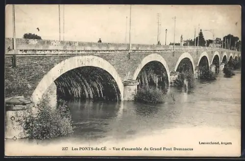 AK Les Ponts-de-Cé, Vue d`ensemble du Grand Pont Dumnacus
