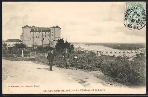 AK Saumur /M.-et-L., Le château et la Loire