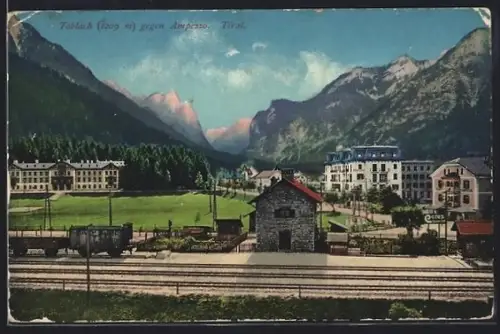 AK Toblach, Panorama mit Bahnhof gegen Ampezzo
