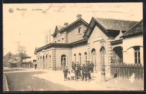 AK Roulers, La Station, Anwohner stehen vor dem Bahnhof