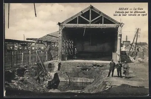 AK Sedan, La Gare, Détruite par les Allemands lors de leur retraite en 1918