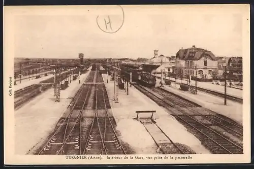 AK Tergnier /Aisne, Intérieur de la Gare, vue prise de la passerelle, Bahnhof