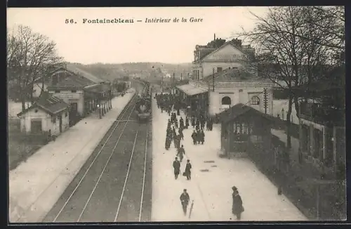 AK Fontainebleau, Intérieur de la Gare, Bahnhof, Passagiere vor dem haltenden Zug