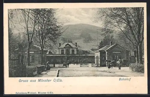 AK Münster /Els., Bahnhof mit Strasse, Panorama
