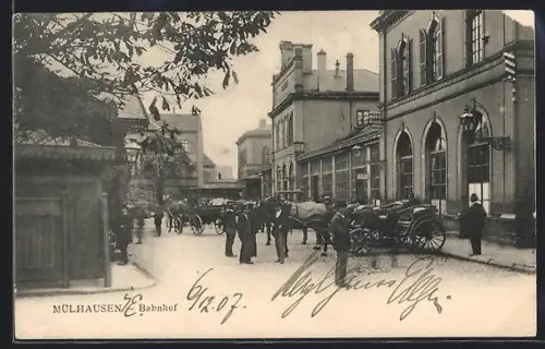 AK Mülhausen, Bahnhof mit Strasse, Droschken