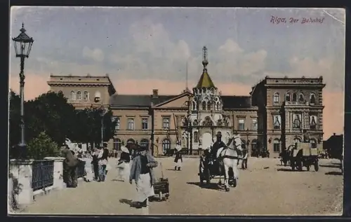 AK Riga, Der Bahnhof, Panorama mit Passanten