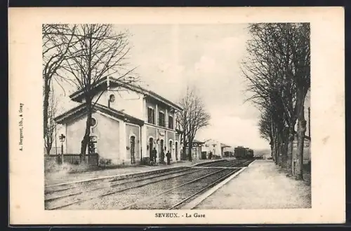 AK Seveux, La Gare, Personenzug verlässt den Bahnhof