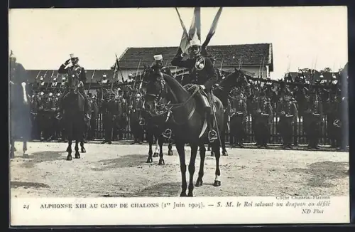 AK Chalons, Alphonse XIII von Spanien au Camp 1905, militärische Begrüssung zu Pferde