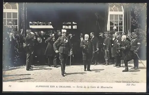AK Chalons, Alphonse XIII a Chalons, Sortie de la Gare de Mourmelon