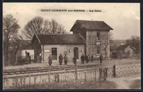 AK Saint-Germain-sur-Meuse, Gare avec voyageurs sur le quai