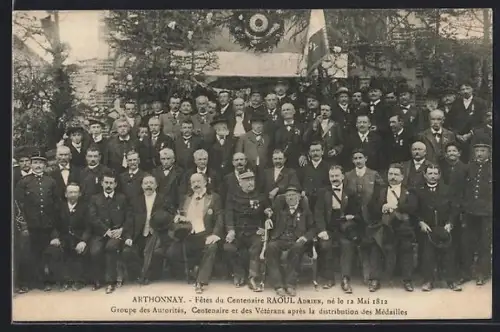 AK Arthonnay, Fêtes du Centenaire Raoul Adrien, Groupe des Autorités, Vétérans après la distribution des Médailles
