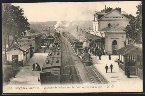 AK Fontainebleau, Intèrieur de la Gare, vue du Pont du Chemin de fer