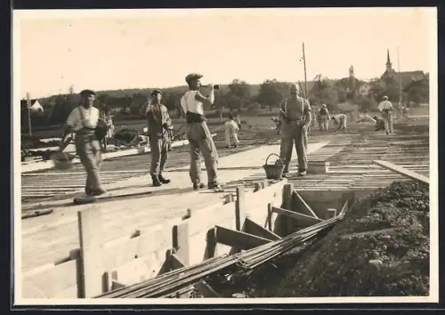 Foto-AK Seuzach, Bauarbeiter beim Strassenbau