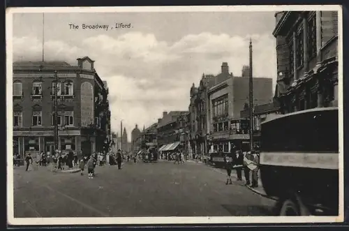 AK London, Ilford, The Broadway with tramway, Strassenbahn