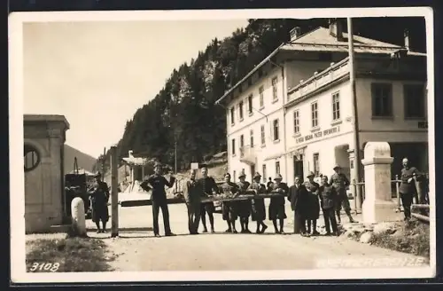 AK Brenner, Zollbeamte an der Schranke der Grenze