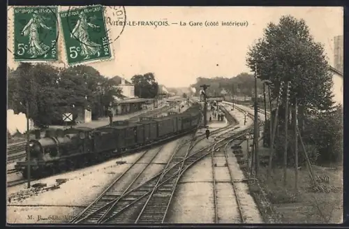 AK Vitry-le-Francois, La Gare, côté intérieur, Bahnhof