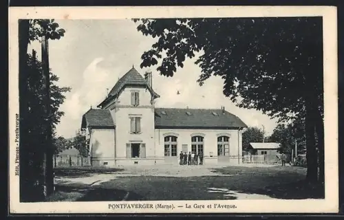 AK Pontfaverger /Marne, La Gare et l`Avenue, Bahnhof