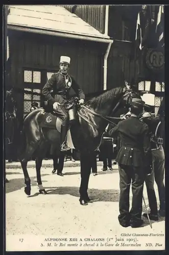 AK Alphonse XIII von Spanien zu Pferd, S.M. le Roi monte à cheval à la Gare de Mourmelon