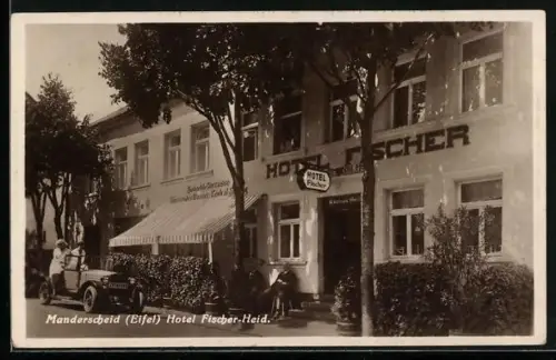 AK Manderscheid /Eifel, Hotel Fischer-Heid mit parkendem Auto