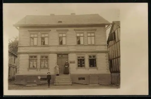 Foto-AK Eiserfeld, Handlung Adolf Reichmann, Drei Personen vor dem Geschäft