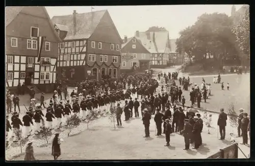 Foto-AK Hilchenbach, Strassenpartie mit Festumzug