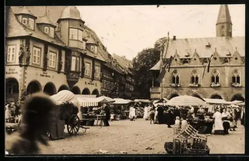 Foto-AK Goslar, Marktpartie mit Hotel und Passanten