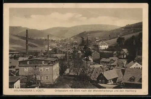 AK Brunndöbra i. V., Ortsansicht mit Blick nach der Wanderherberge und den Aschberg