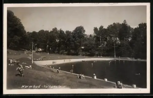 AK Warmbad /Wolkenstein, See mit Badegästen und Sonnenwiese, Villa hinter Bäumen