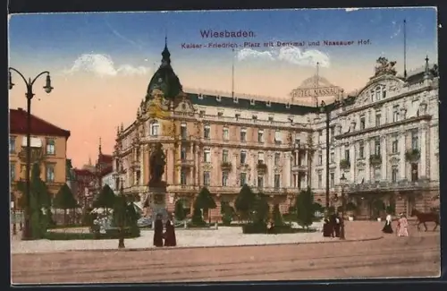 AK Wiesbaden, Kaiser-Friedrich-Platz mit Denkmal und Nassauer Hof