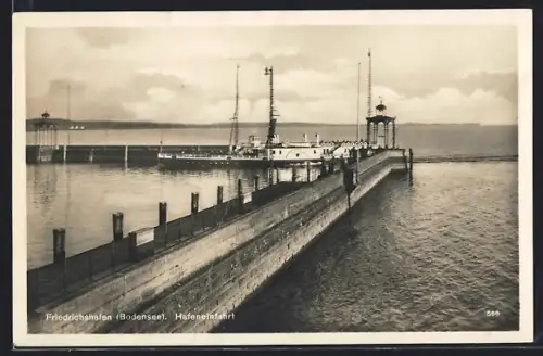 AK Friedrichshafen /Bodensee, Hafeneinfahrt mit Dampfer