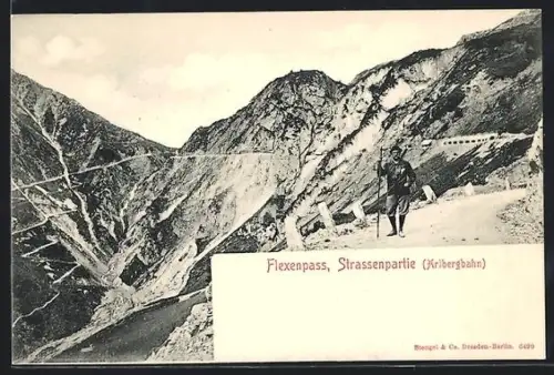 AK Flexenpass /Arlbergbahn, Strassenpartie mit Wanderer