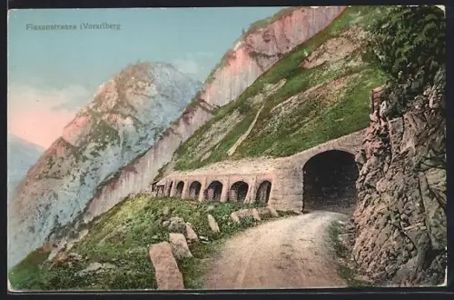 AK Flexenstrasse /Vorarlberg, Strassenpartie mit Einfahrt zur Felsgalerie