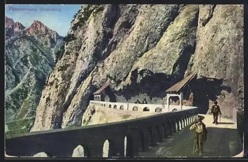 AK Flexenstrasse /Vorarlberg, Teilansicht der Strasse mit Wanderern