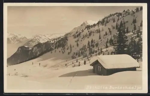 Foto-AK Tschengla bei Bludenz, Tief verschneite Skihütte auf der Burtschaalpe