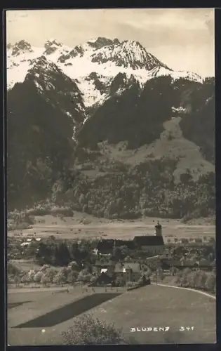 AK Bludenz, Ortsansicht mit Kirche gegen das Hochgebirge