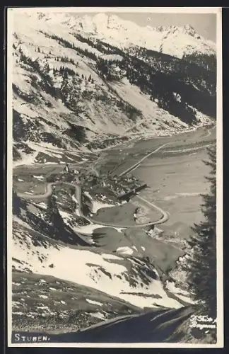 AK Stuben am Arlberg, Blick ins Tal mit der Passstrasse