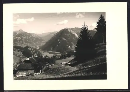 AK Bürserberg b. Bludenz, Gasthaus Tschengla mit Blick auf die Berge